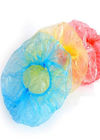 Πολυ μεγέθους καλύμματα τρίχας Polyethlene μίας χρήσης πλαστικά με την ελαστική χρωματισμένη λουρίδα